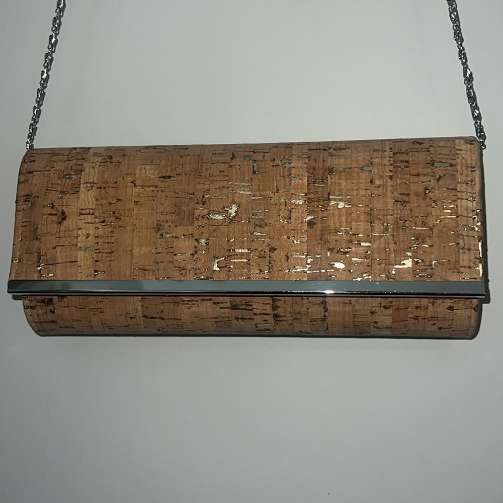 Cork & silver clutch handbag! Long silver removable chain, snap closure! ❤️
